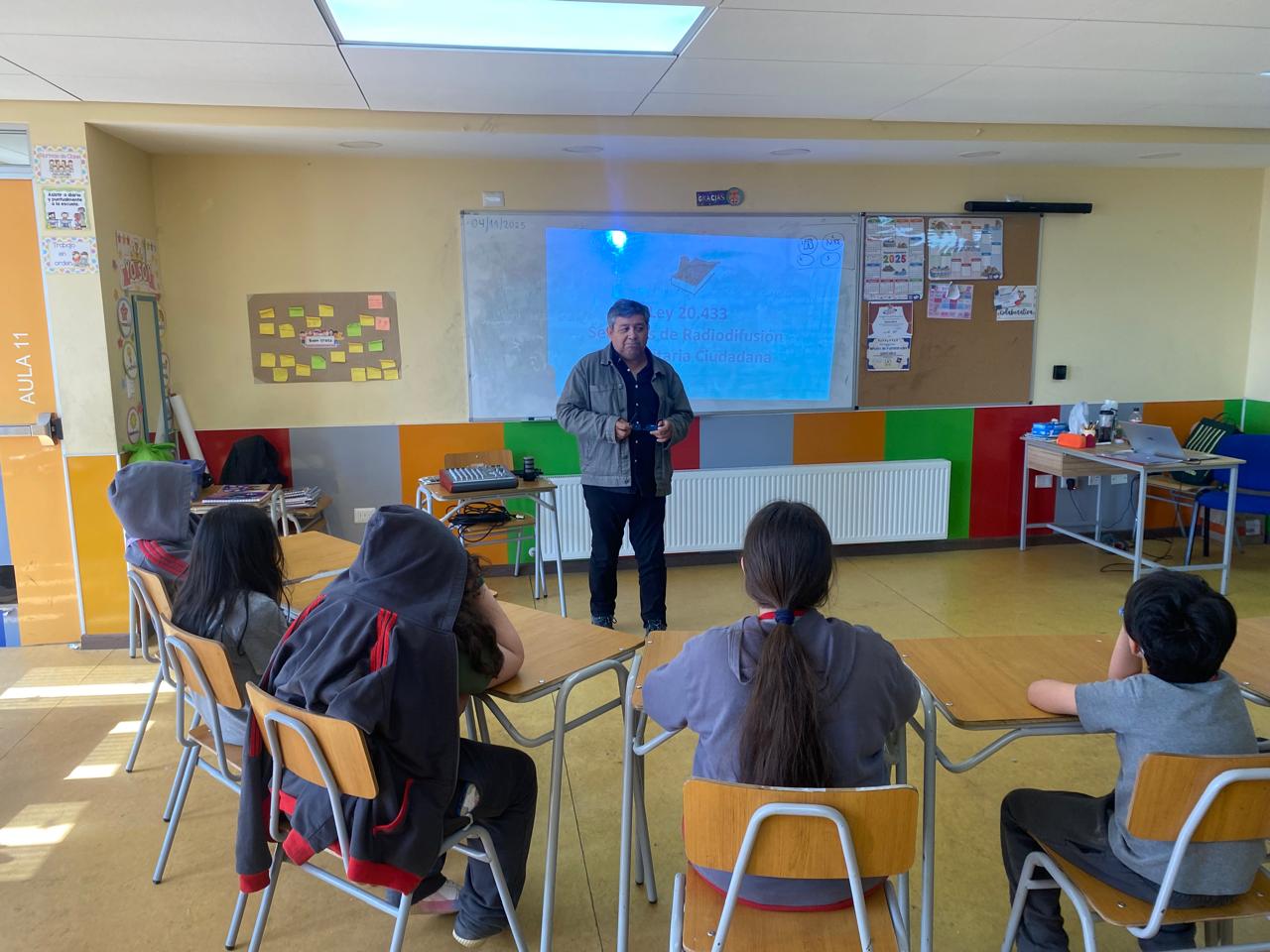 Radio Camilo realiza su primer Taller de Radio en el Colegio Escuadrón